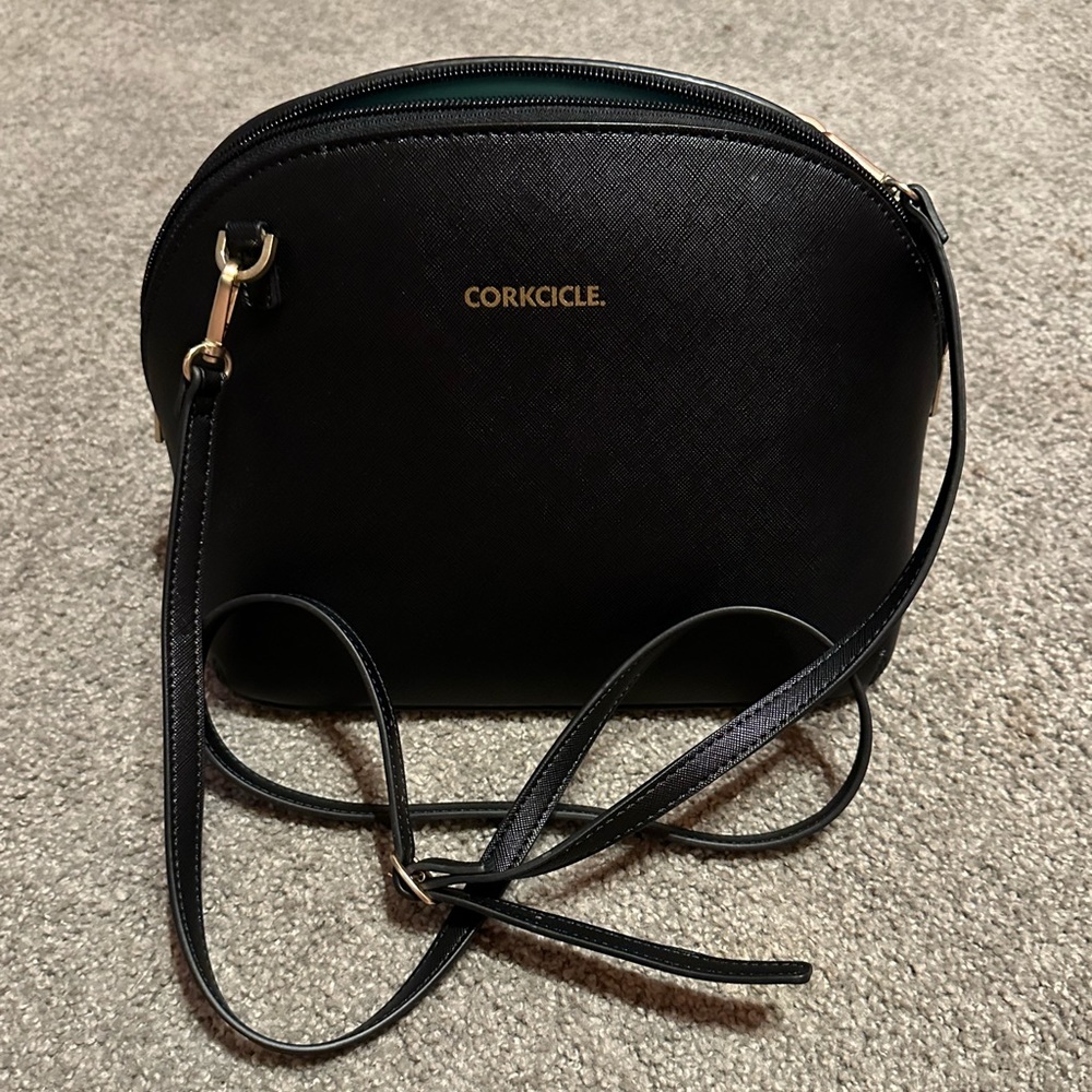 NEW! CORKCICLE Adair insulated crossbody lunch bag, black.